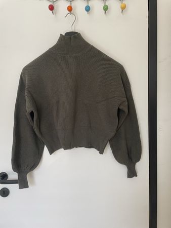 Maglione corto verde oliva, collo alto, taglia M.