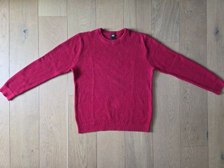 Wunderschöner eleganter dunkelroter Pullover