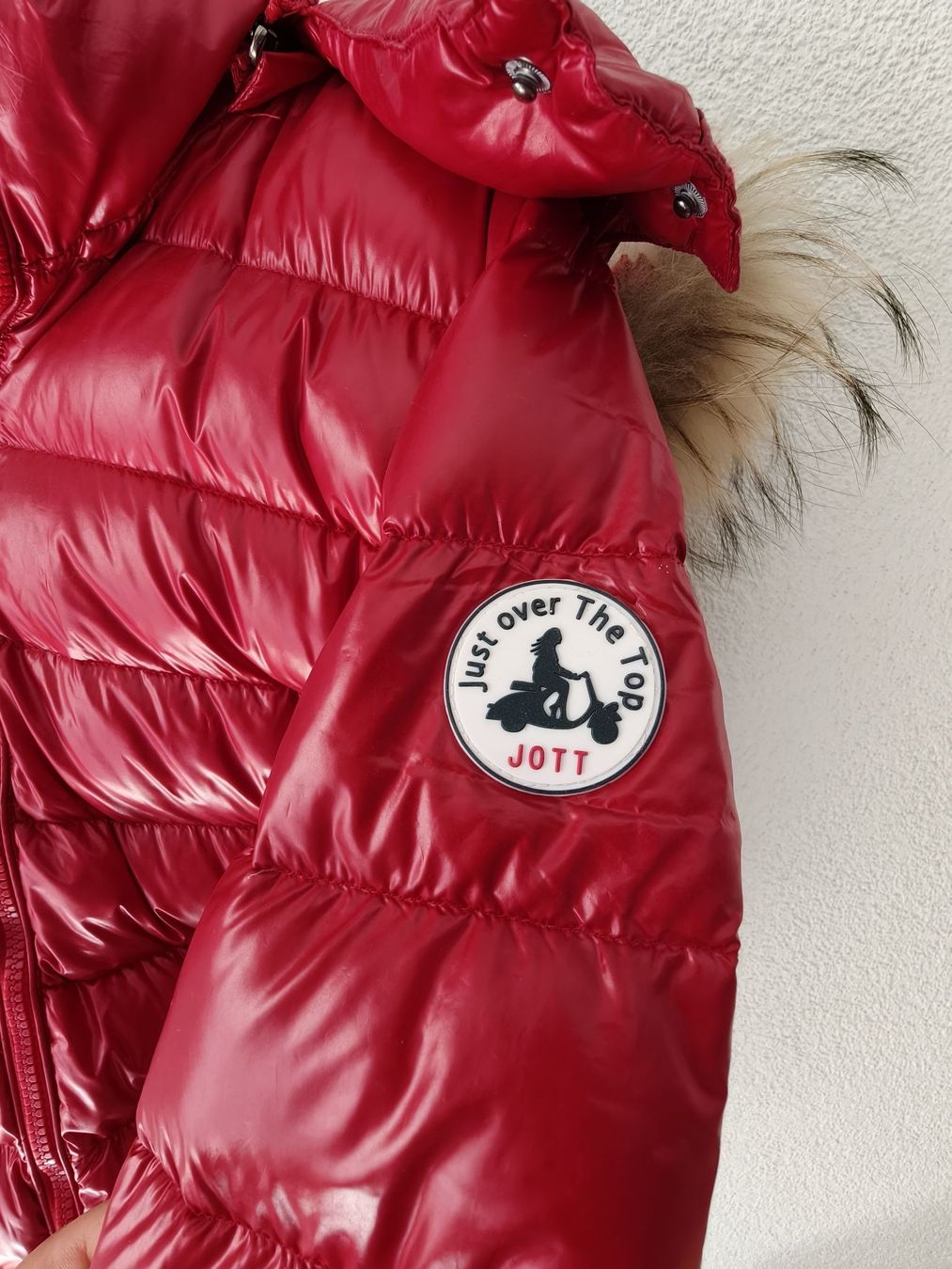 Jott Vestes: JOTT Daunenjacke rot mit Echtpelz Grösse S – Neuf (Voir description) à Sulgen par pen_hf7f