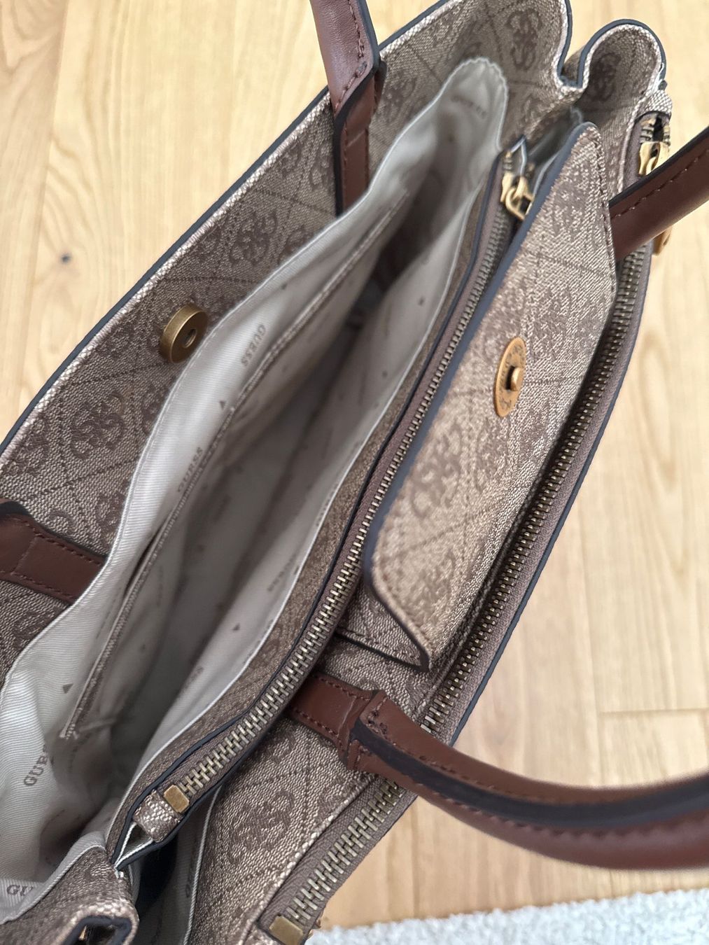 Guess Taschen für Damen: NEU! Guess Handtasche mit Staubbeutel – Neu und originalverpackt aus Schönenwerd von d.chiara 6
