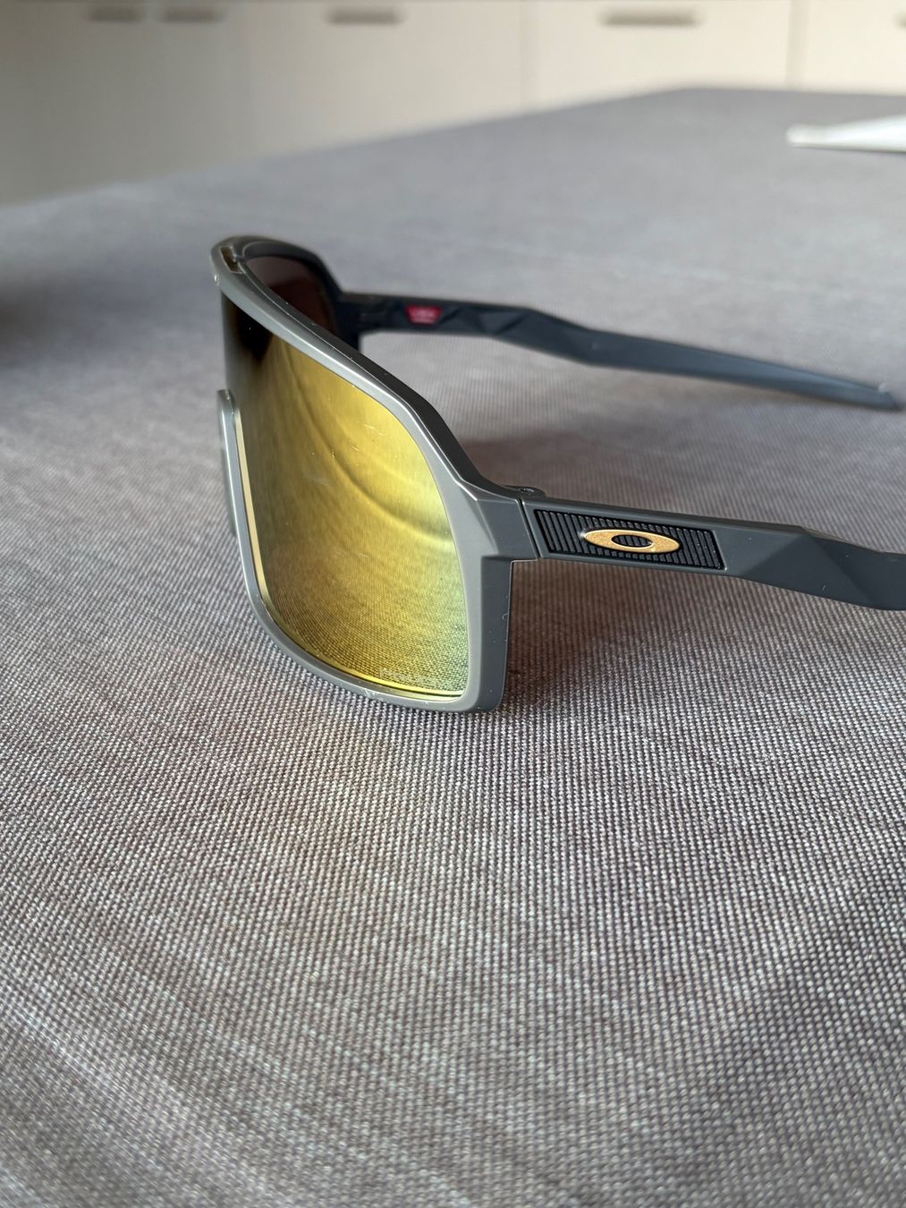 Oakley Occhiali & Lenti: Okley SUTRO S Sonnenbrille – Usato da Besenbüren venduto da tshirt 1