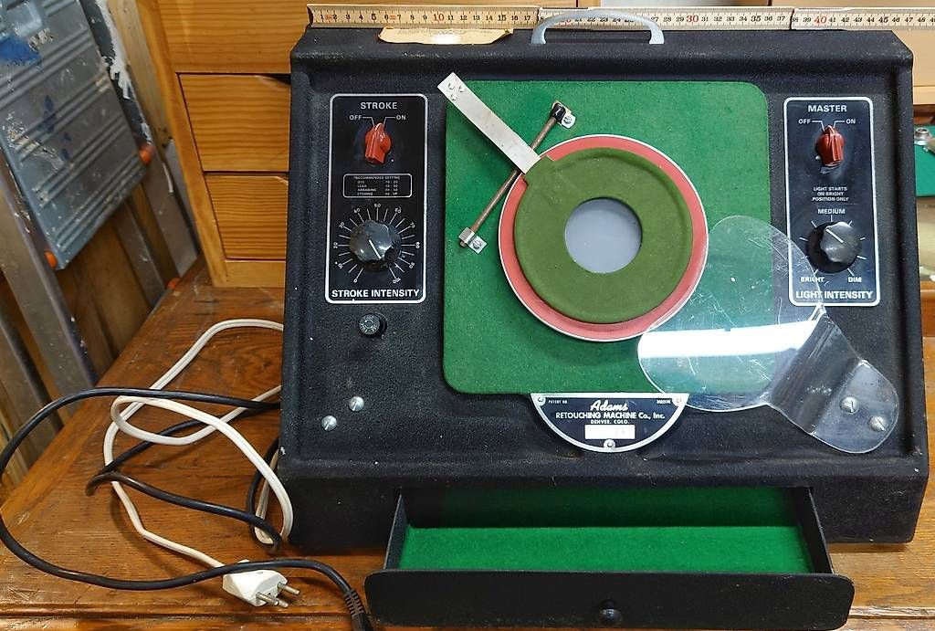 Tutte le macchine: Table lumineuse de retouche, vibrante.  – Usato da Genève venduto da Apo118 1