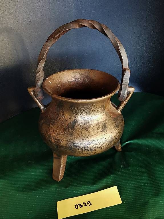 Padelle: Grapen oder Marmite - antiker Bronzekessel mit Dreibein – Usato da Dübendorf venduto da aschiduebendorf 3