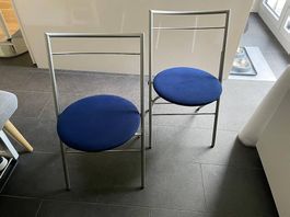 2 Klappstühle mit blauem Sitzpolster