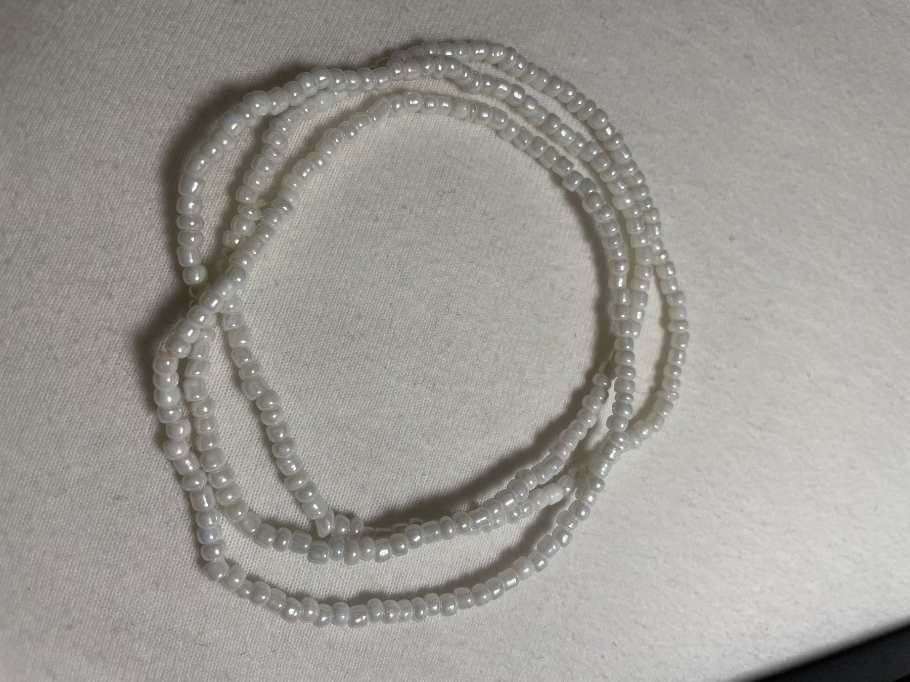 Catenine: Weisse Perlenkette, perfekte Sommer-Accessoire – Usato da Rechthalten venduto da Sariespicher
