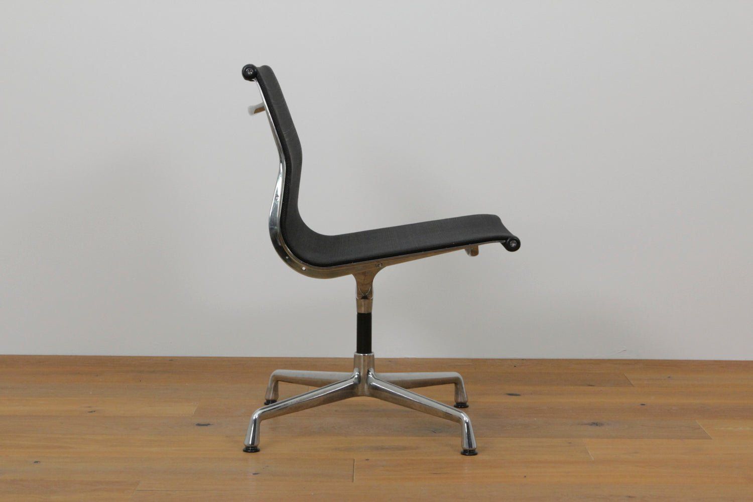 Vitra Stühle: Aluminium Chair EA104   #1054 – Gebraucht aus Affoltern am Albis von StudioStandard 3