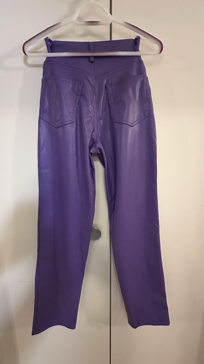 Pantaloni: Lila Kunst Lederhose Divided Gr. 32 – Usato da Jonen venduto da BMWE369 2