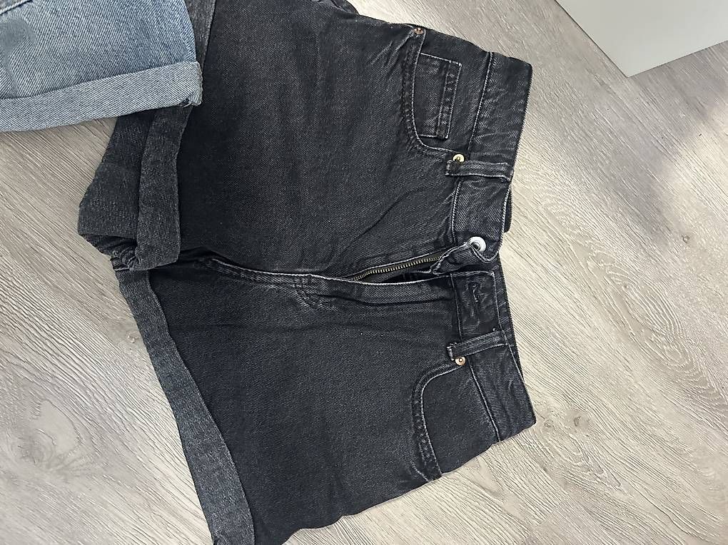 Pantaloni: Damen Shorts 2x – Usato da Lenzburg venduto da mir_rnb9 2