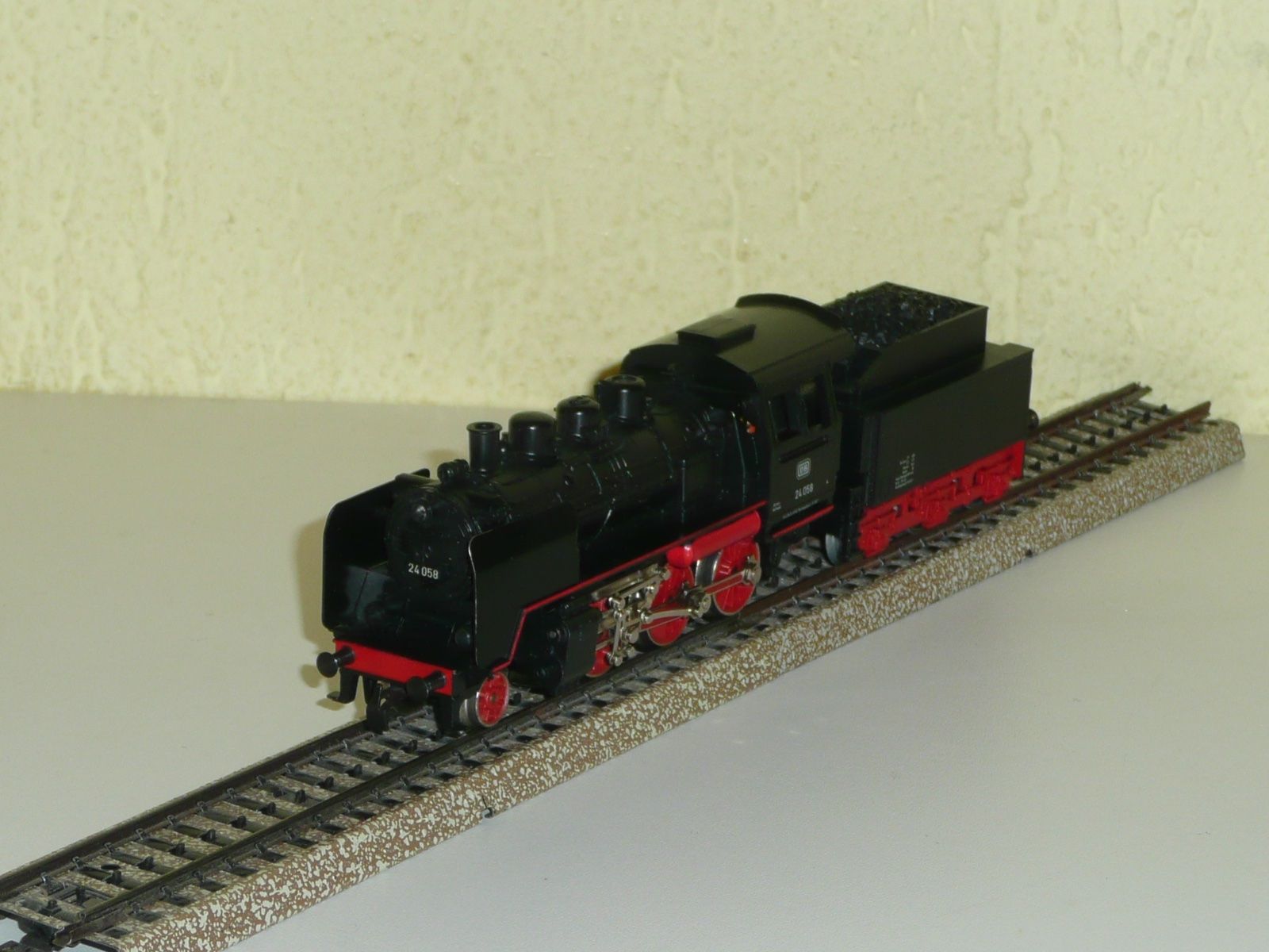 Märklin Modellini di ferrovie: Märklin " Dampflok mit Tender DB 24058 " – Usato da Kriens venduto da Taurus12 4