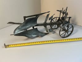 Modell Pflug alt Metall mit Rädern Sammlerstück 40cm