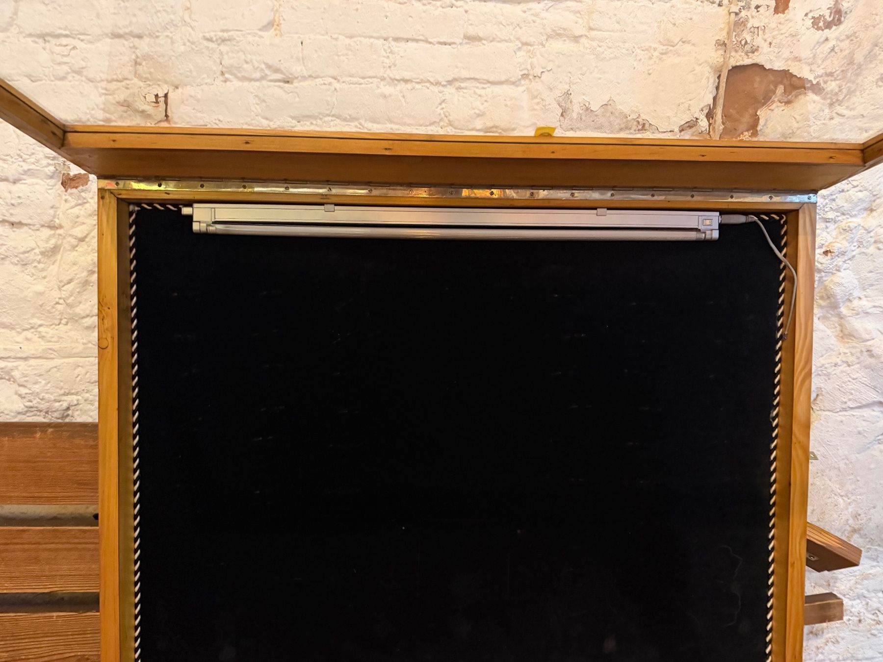 Vetrine: Holzvitrine mit Innenbeleuchtung – Usato da Oberwil BL venduto da Schubi770 2