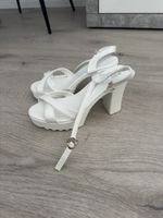 Neue weiße Sandalen mit Absatz – Gr. 39