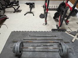4 Langhanteln, 2 Kurzhanteln inkl. 180kg 