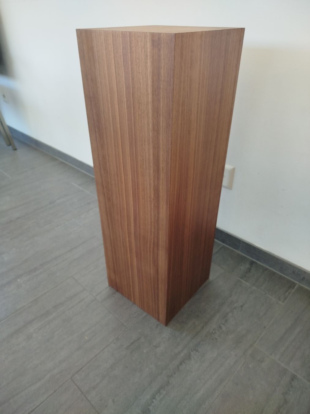 Sculture & Statue: Holzsäule Nussbaum Funiert – Nuovo e nell'imballaggio originale da heerbrugg venduto da Daniela68