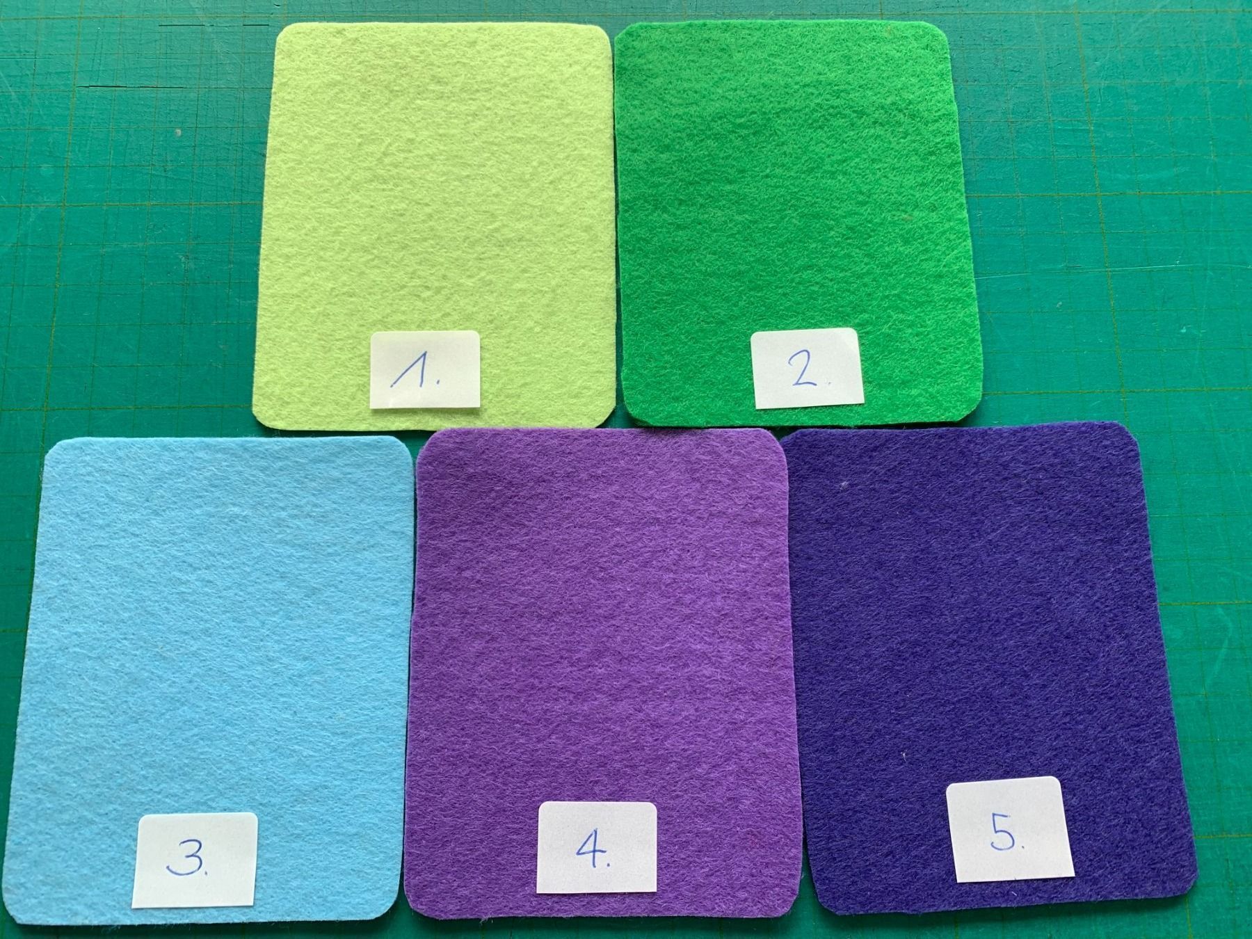 Tessuti: 100cmx84cm dünner Bastelfilz, ca. 1mm dick – Nuovo (secondo la descrizione) da Worb venduto da farben20zauber