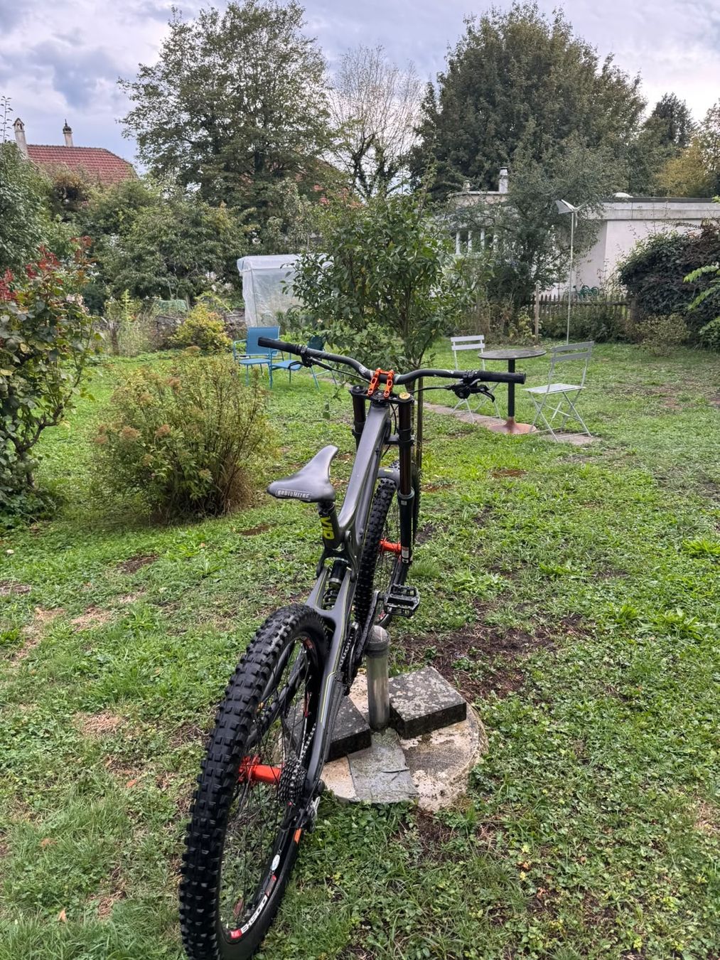 Santa Cruz Biciclette: Santa Cruz V10 Rahmengrösse XL und Laufradgrösse 26 Zoll – Usato da Selzach venduto da Knuddu01 2
