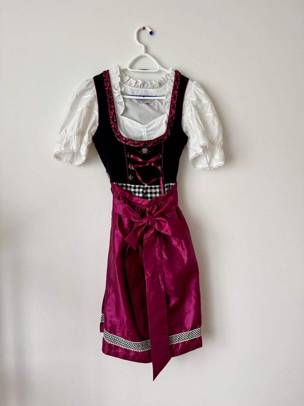 Costumi: 2 Dirndl Grösse 40 + 38 – Usato da Winterthur venduto da Rbasi 2
