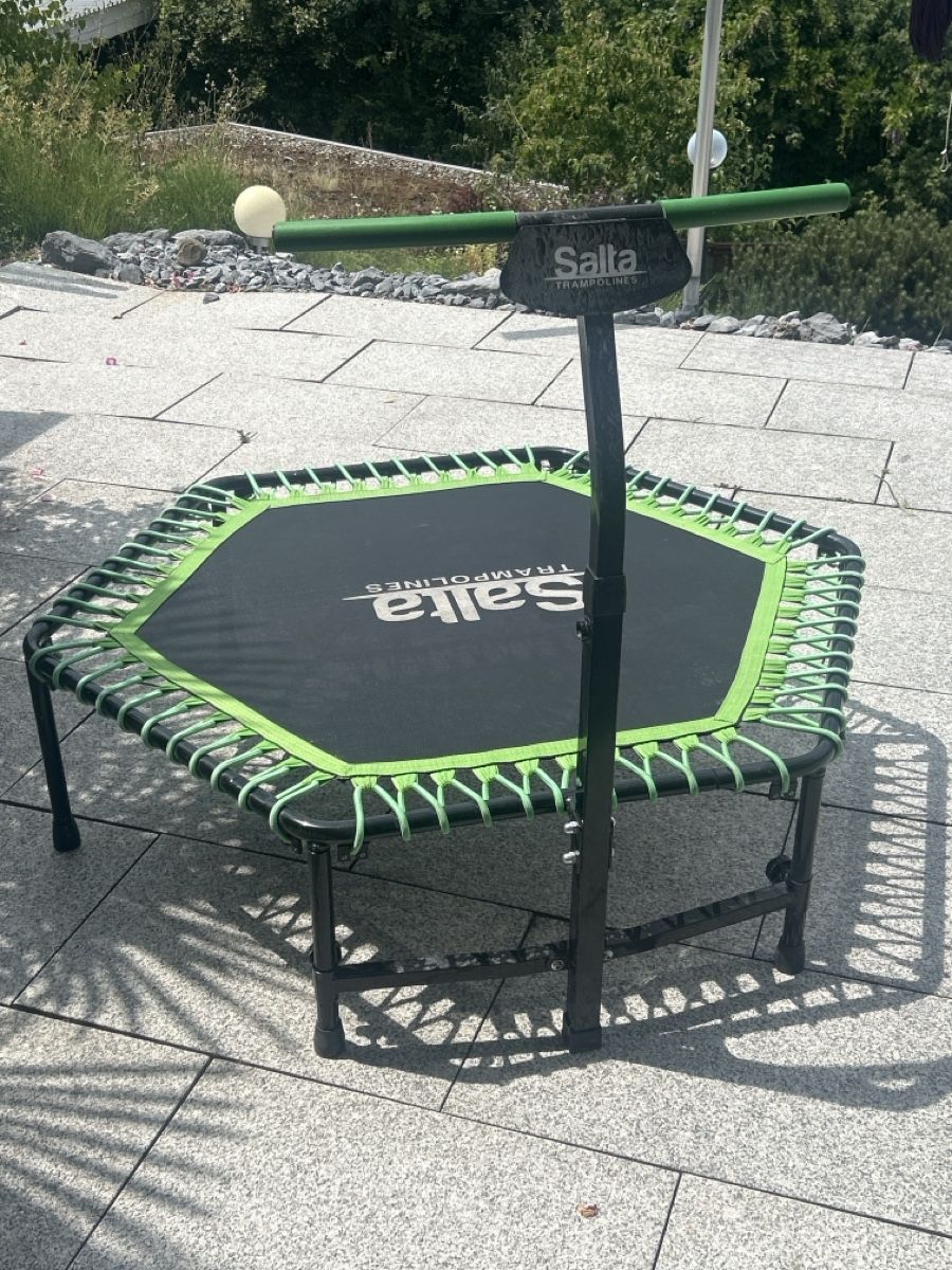 Salta Trampoline: Salta Trampolin mit Haltegriff gebrauchter Zustand – Gebraucht aus Uetliburg SG von busle081