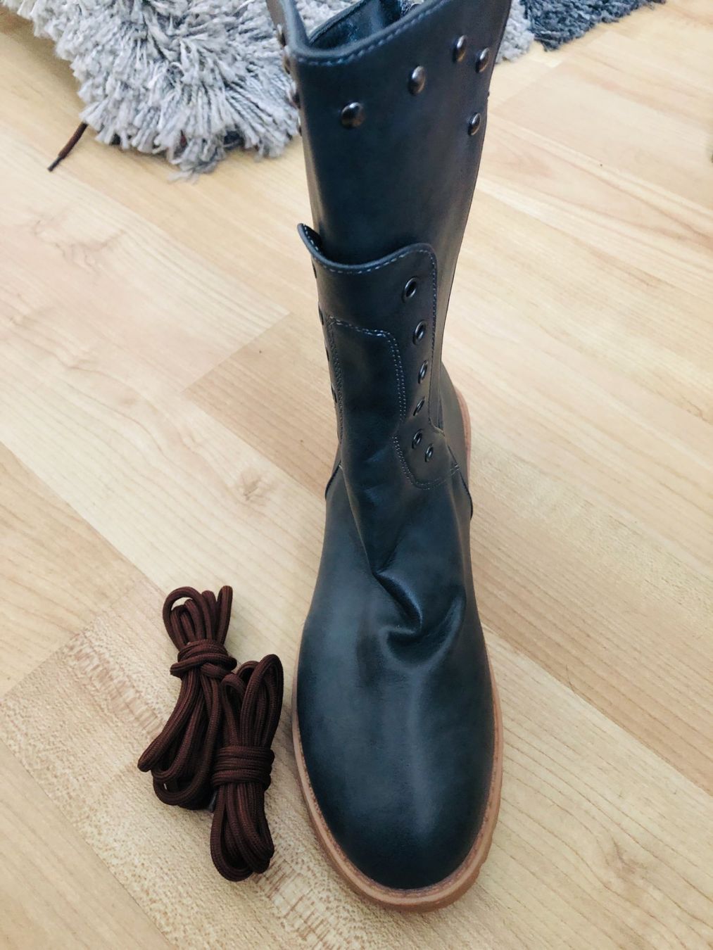 Scarpe da donna: Coole Stiefel Gr. 39 mit Nieten – Nuovo e nell'imballaggio originale da Arlesheim venduto da OmnIa55 2