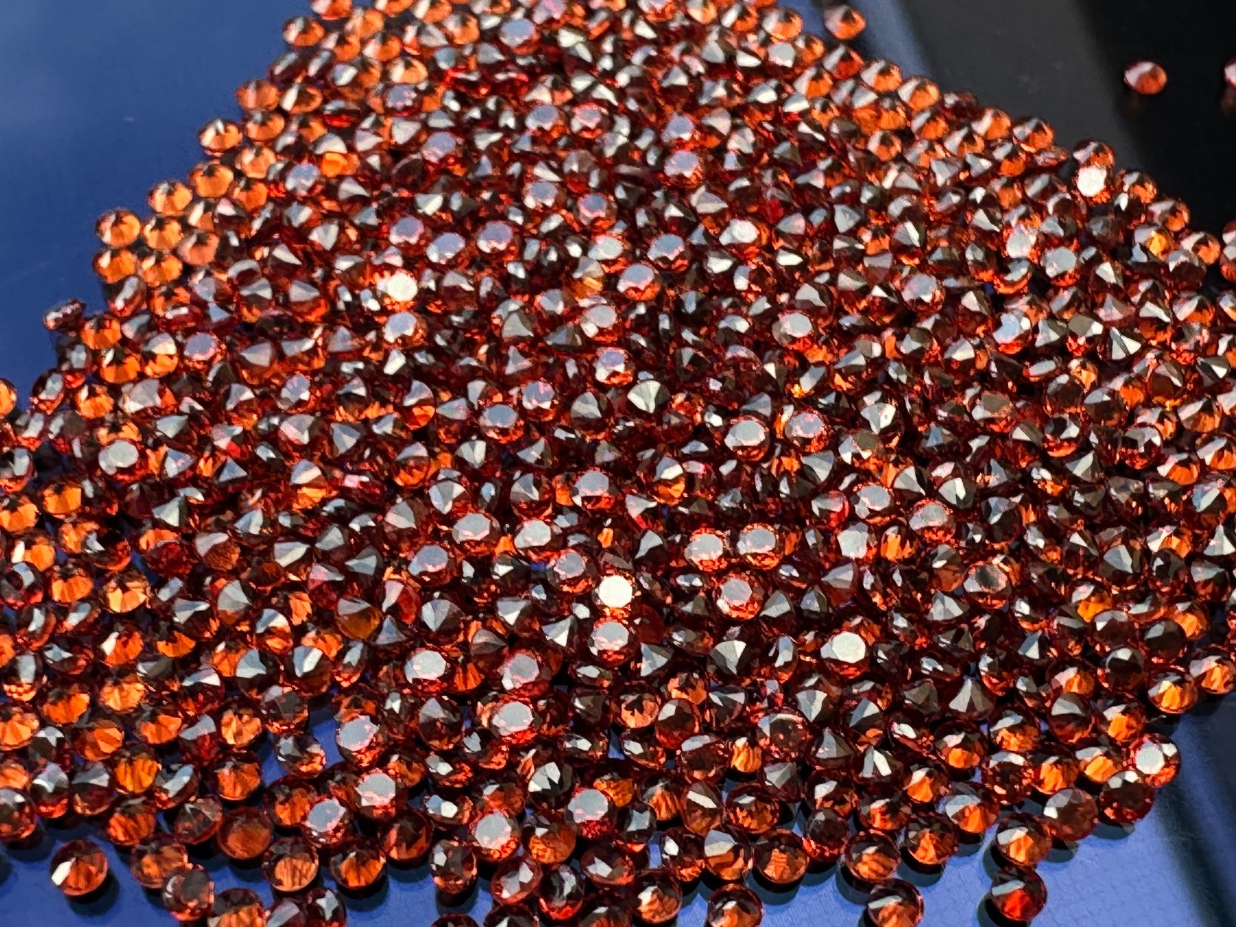 Pietre preziose: 100 St fein brillantgeschliffene Granat-Pointer 1,5 mm – Nuovo (secondo la descrizione) da Langenthal venduto da Seelenfreunde 6