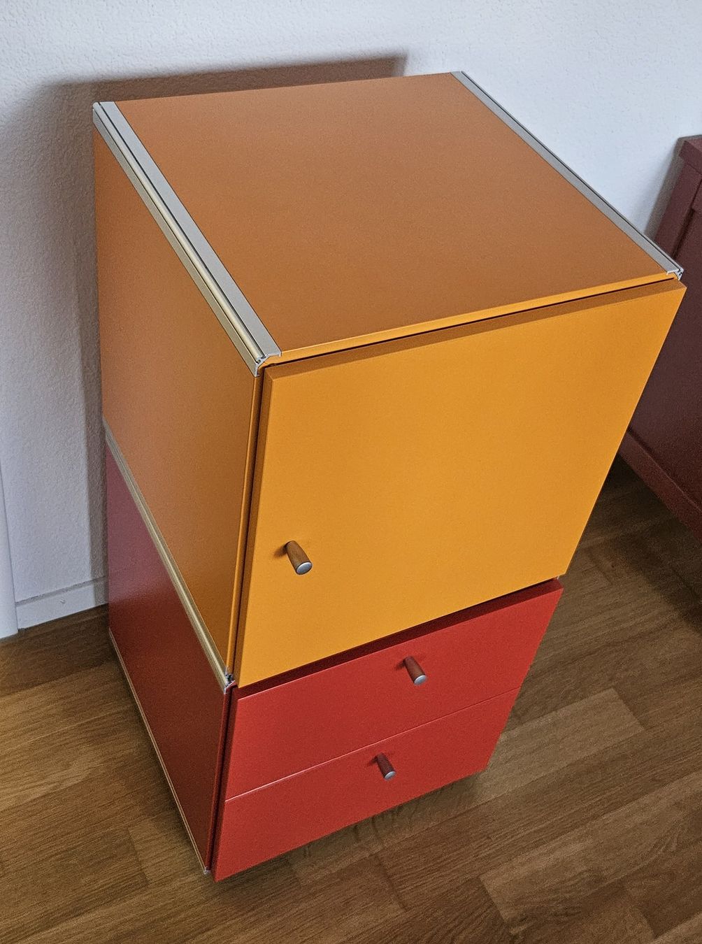Cassettiere: Kasten orange und rot mit Türen ca. 35cm – Usato da Horw venduto da Sandra_Luzern
