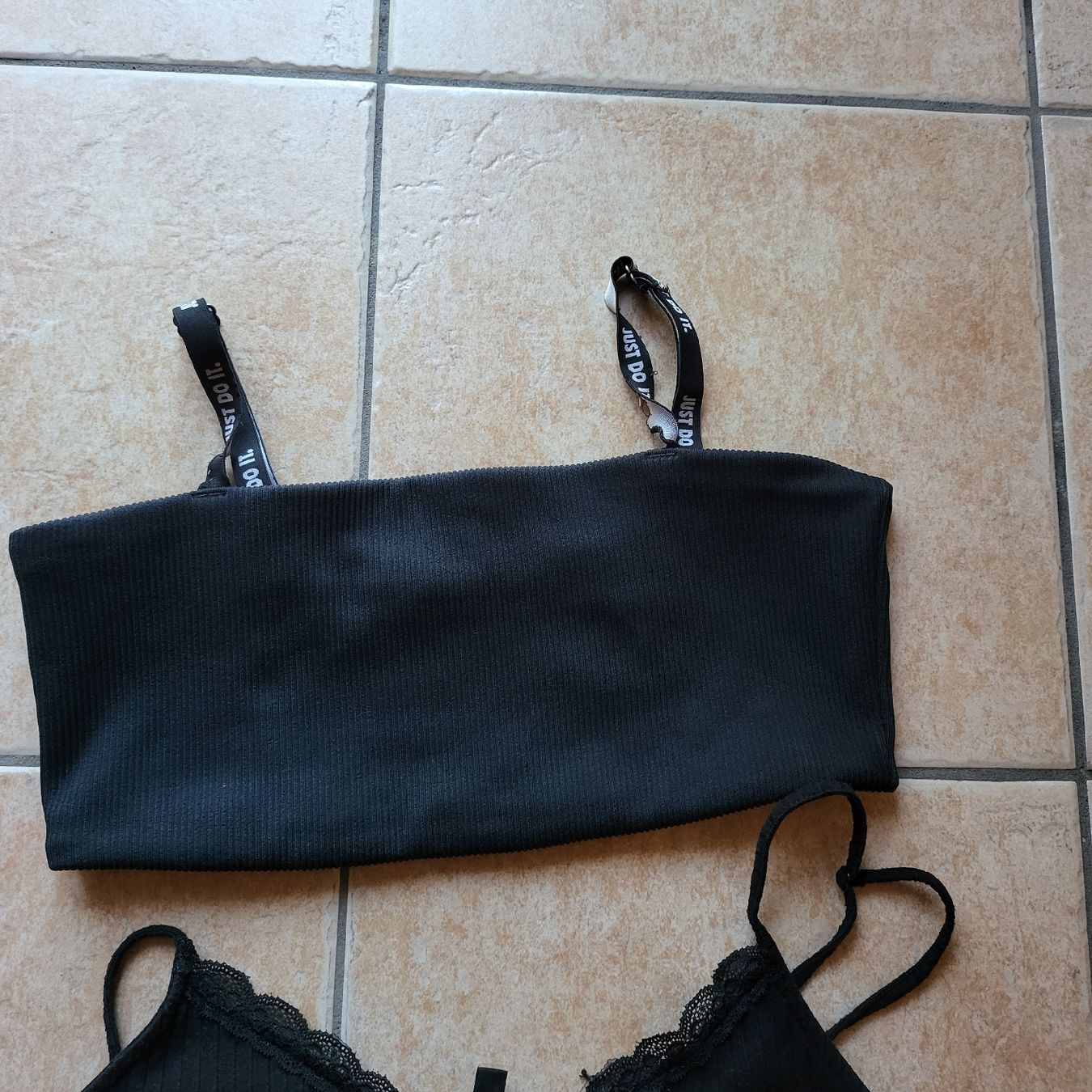 Top: 3 top taille M – Usato da Sion venduto da Oonathoo 1