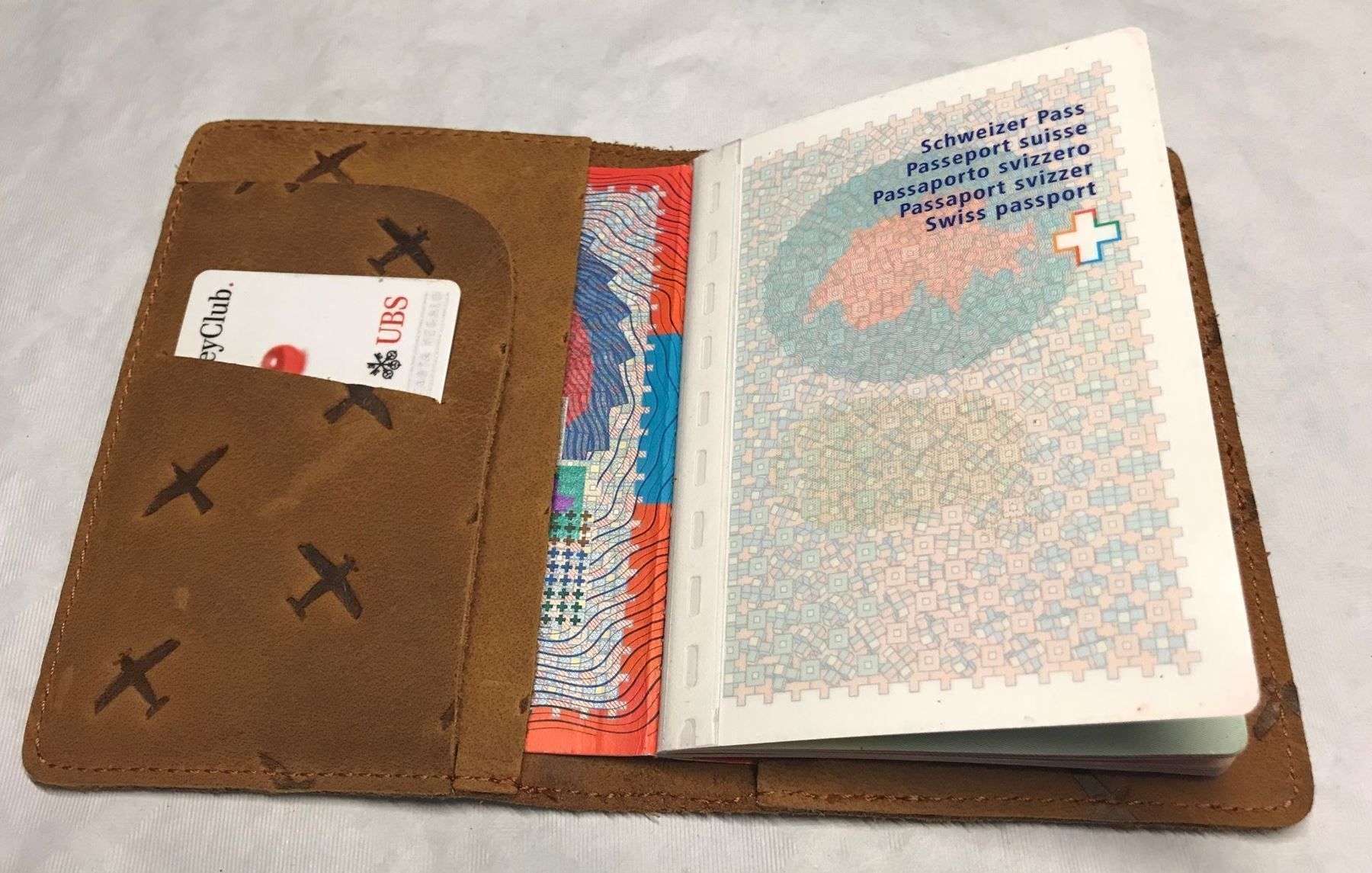 Altre valigie & borse da viaggio: Passhülle / Passport Cover Echt Leder – Nuovo e nell'imballaggio originale da Oberrüti venduto da siyito 2