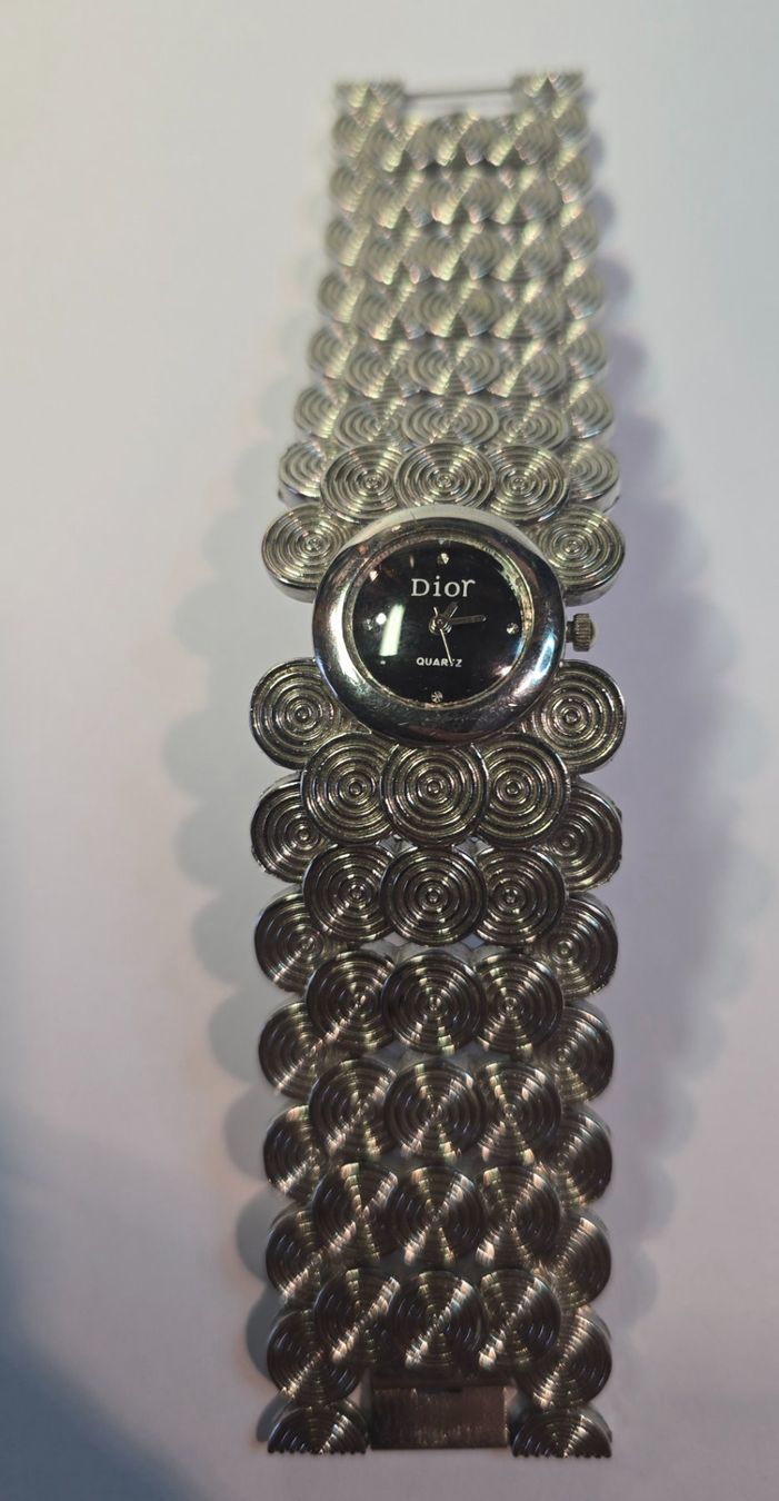 Dior Montres: DIOR Schmuckuhr – D'occasion à Ennetbürgen par 50shafali53 1