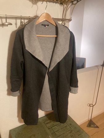 Schöne Strickjacke grau/anthrazit mit tollem Kragen S/M.