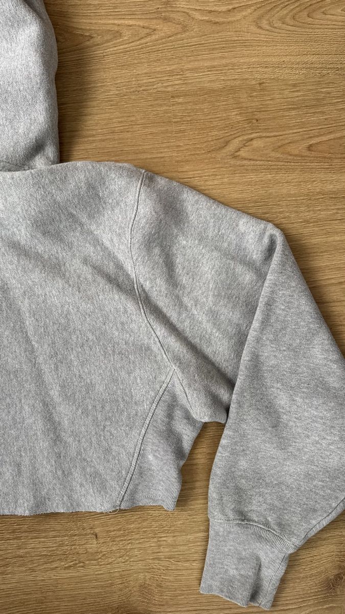 Champion Maglioni & Felpe: Grey Cropped Champions Hoodie – Usato da Dinhard venduto da emi_6jdk 3