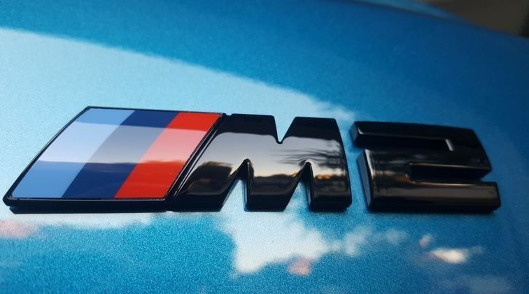 BMW M2 Emblem in Schwarz Glänzend
