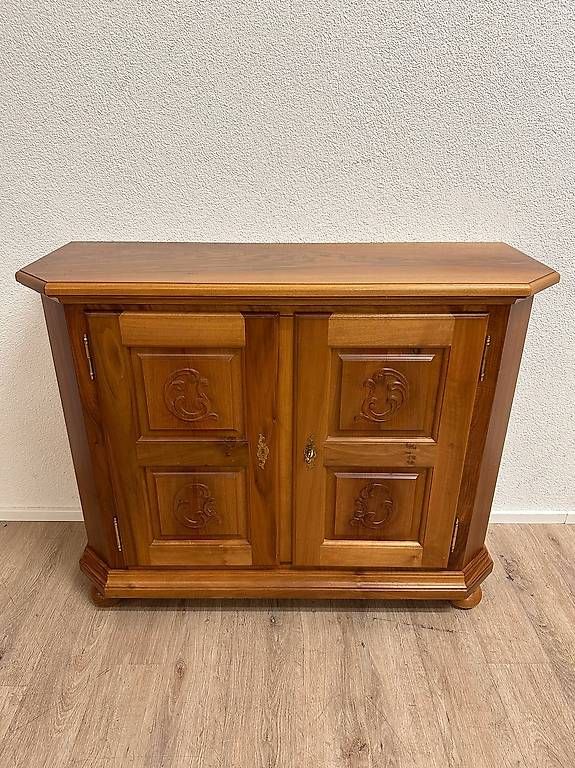 Cassettiere: Vintage Barock Nussbaum Sideboard von Fässler – Usato da Obernau venduto da Arche_Noah_Brocki