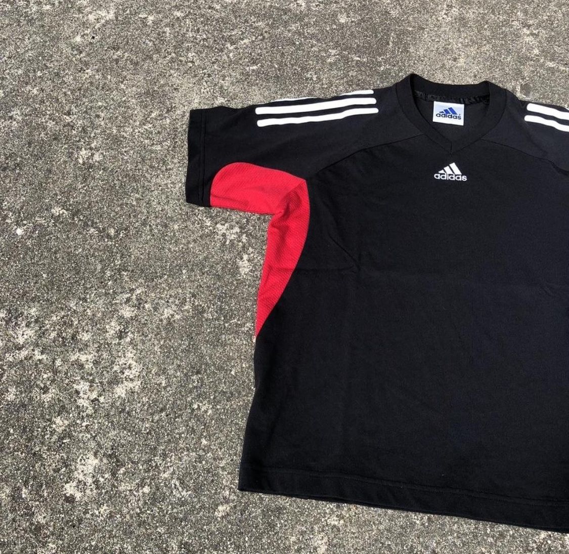 Adidas T-shirt: retro Adidas Shirt – Usato da Fribourg venduto da ann_l9b7 4