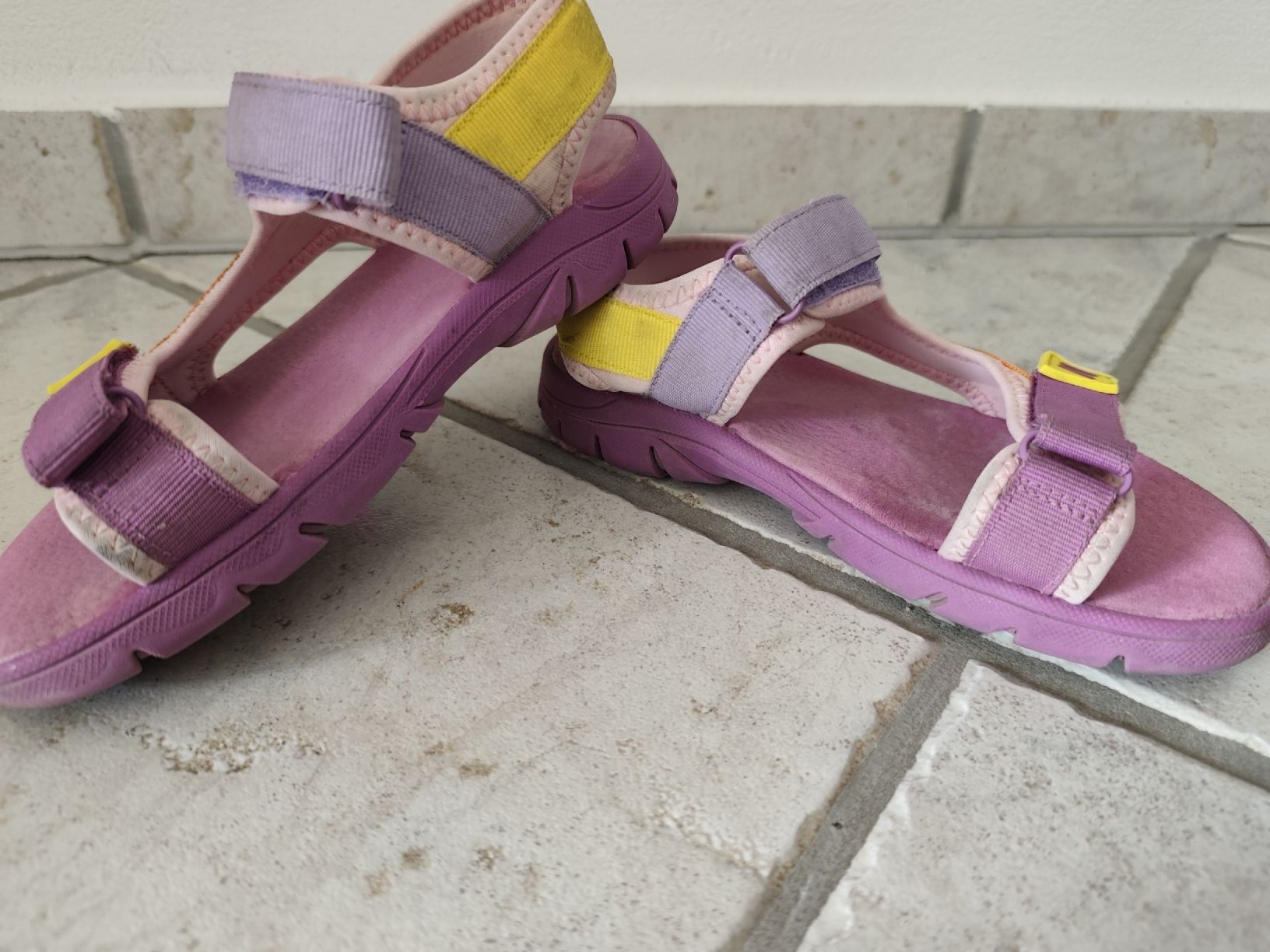 Scarpe per ragazze: Mädchensandale Grösse 32 – Usato da Chur venduto da Rodanisa 4