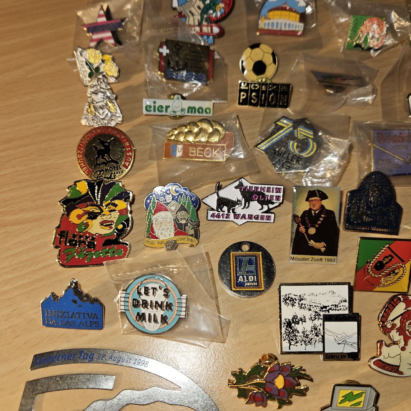 Swiss Placchette & Badge: Pins Sammlung Anstecker Konvolut Werbung Schweiz – Usato da Kriens venduto da gra_fhn7 8