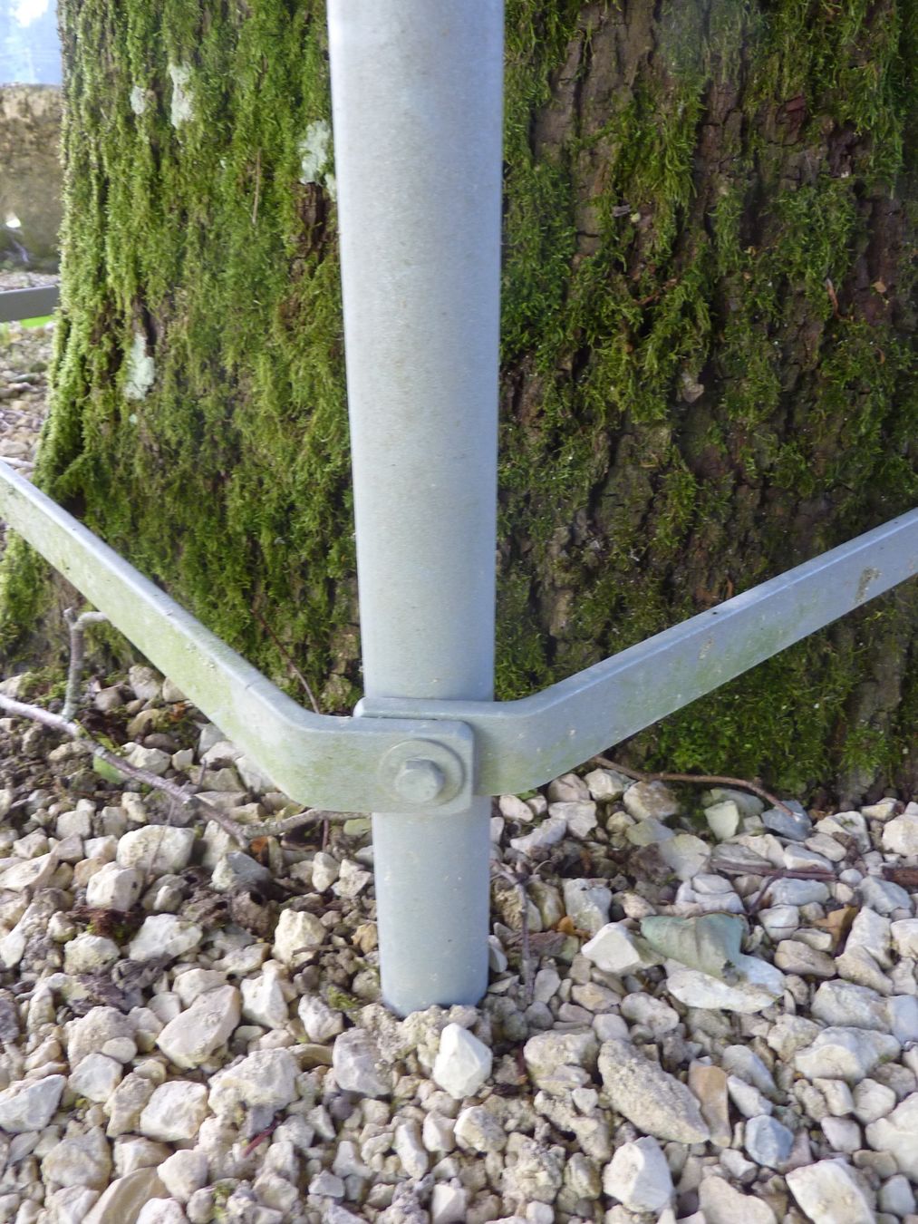 Tavoli: Table de jardin autour d'un arbre – Usato da lommiswil venduto da Dbud 3