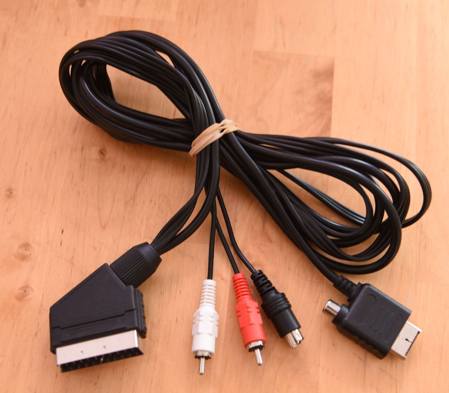 Cavi: AV Kabel mit SVHS/SCART + Stereo Chinch – Usato da Frenkendorf venduto da gelbeZinnie