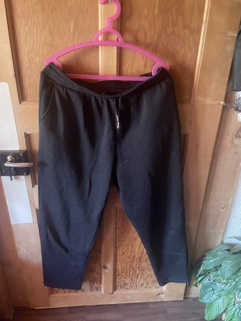 Schwarze Trainerhose