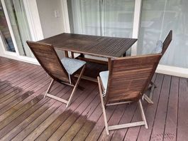 Gartentisch mit vier Stühlen, Kissen und drei Bänke