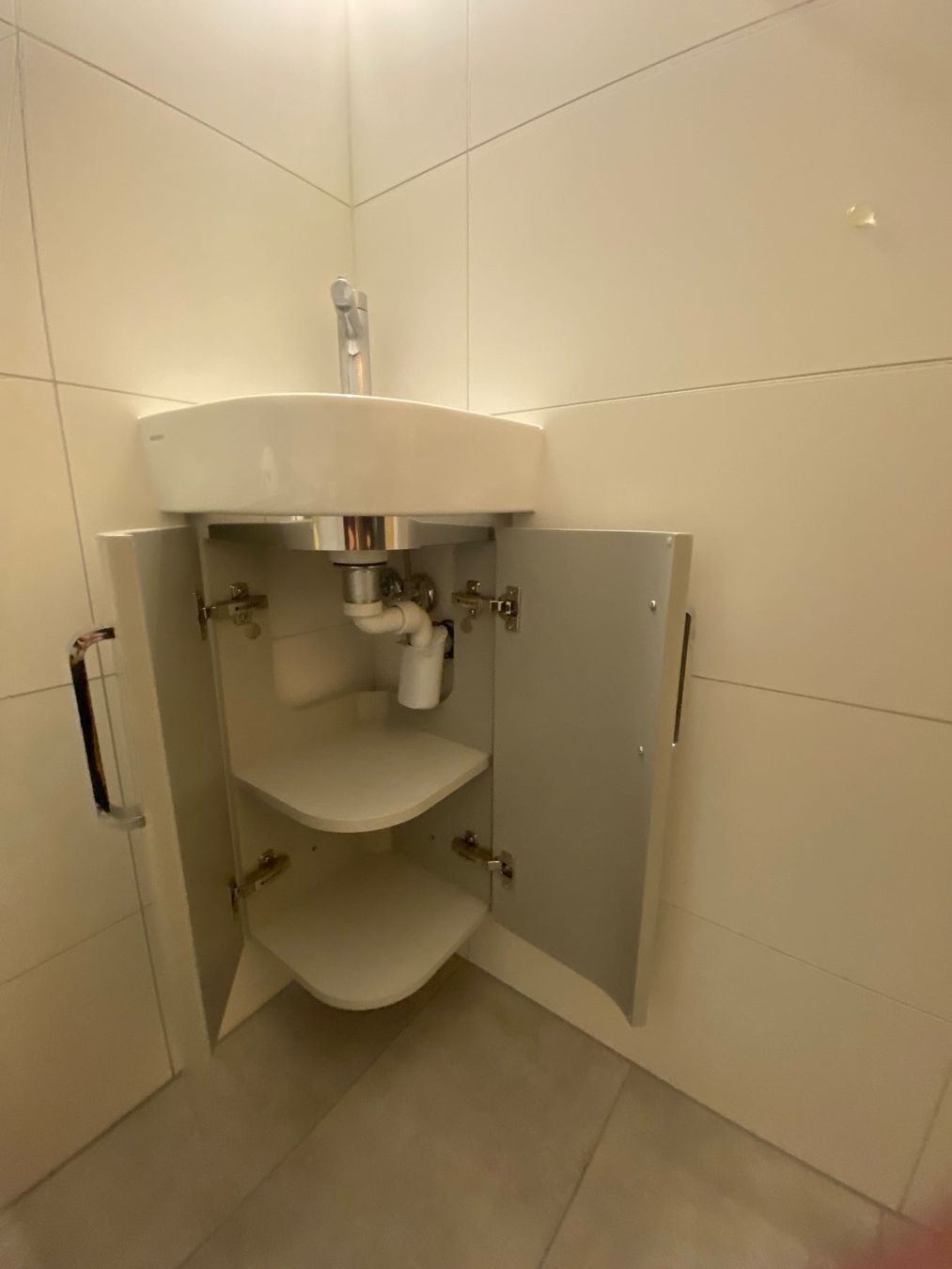 Geberit Spülbecken & Waschbecken: Eckwandbecken Geberit Renova mit  Eck-Waschtischmöbel – Gebraucht aus Hundwil von Miflo01 3