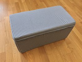 Kubus/Sitzbank aus Schaumstoff mit blauem Karo-Stoffbezug