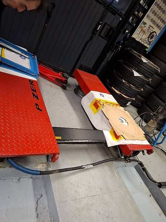 Piattaforme elevatrici & Crick: Auto Lift – Usato da Hüttlingen venduto da Ideale