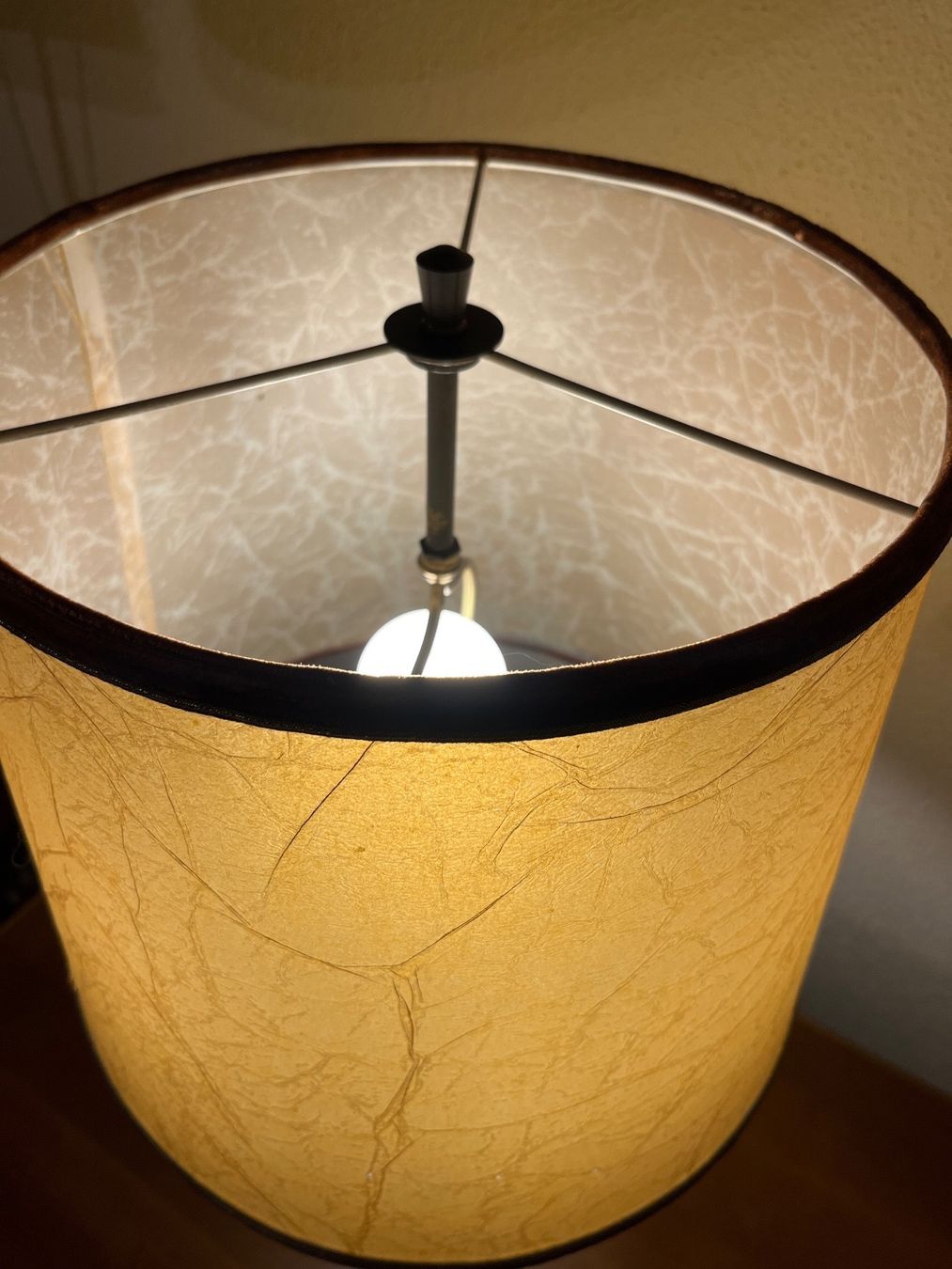 Lampen: Vintage Tischlampe mit Papierschirm – Gebraucht aus Luzern von Jiggy_8898 6