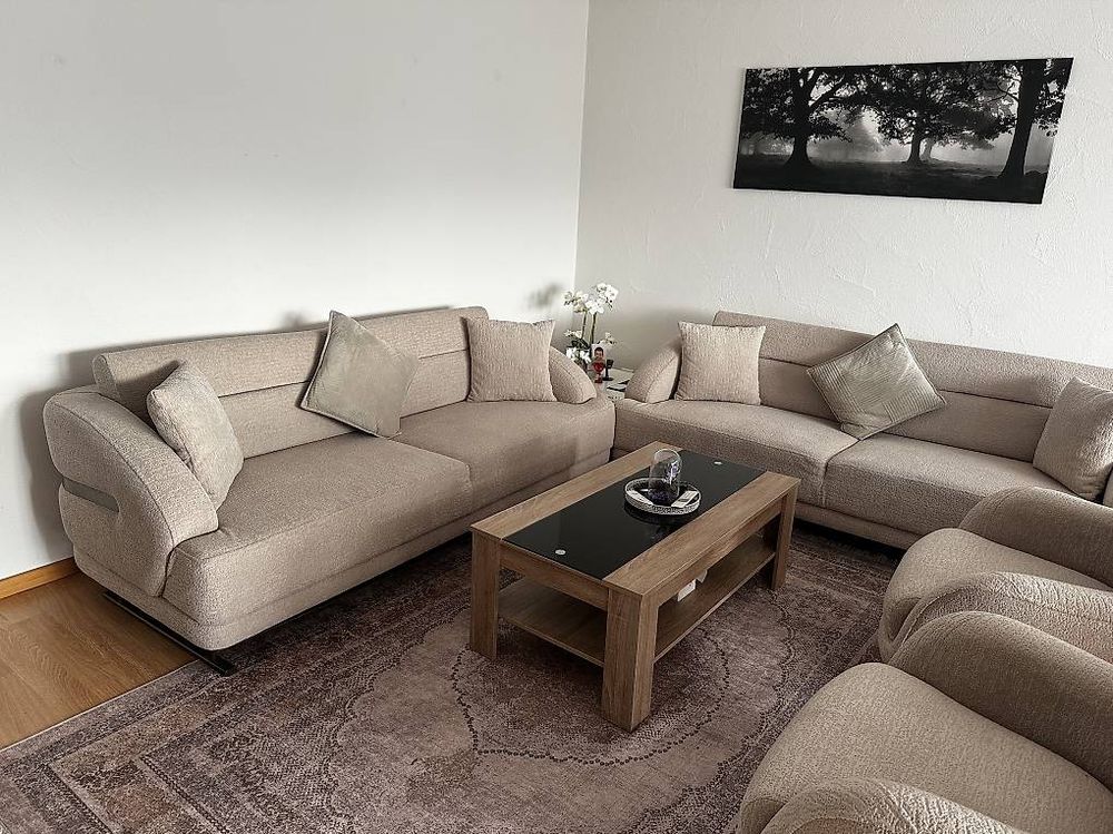 Set de table et chaises: Wohnzimmer-set. Sofà, Sessel, Tisch und Teppich – D'occasion à Eschenbach SG par Mernad