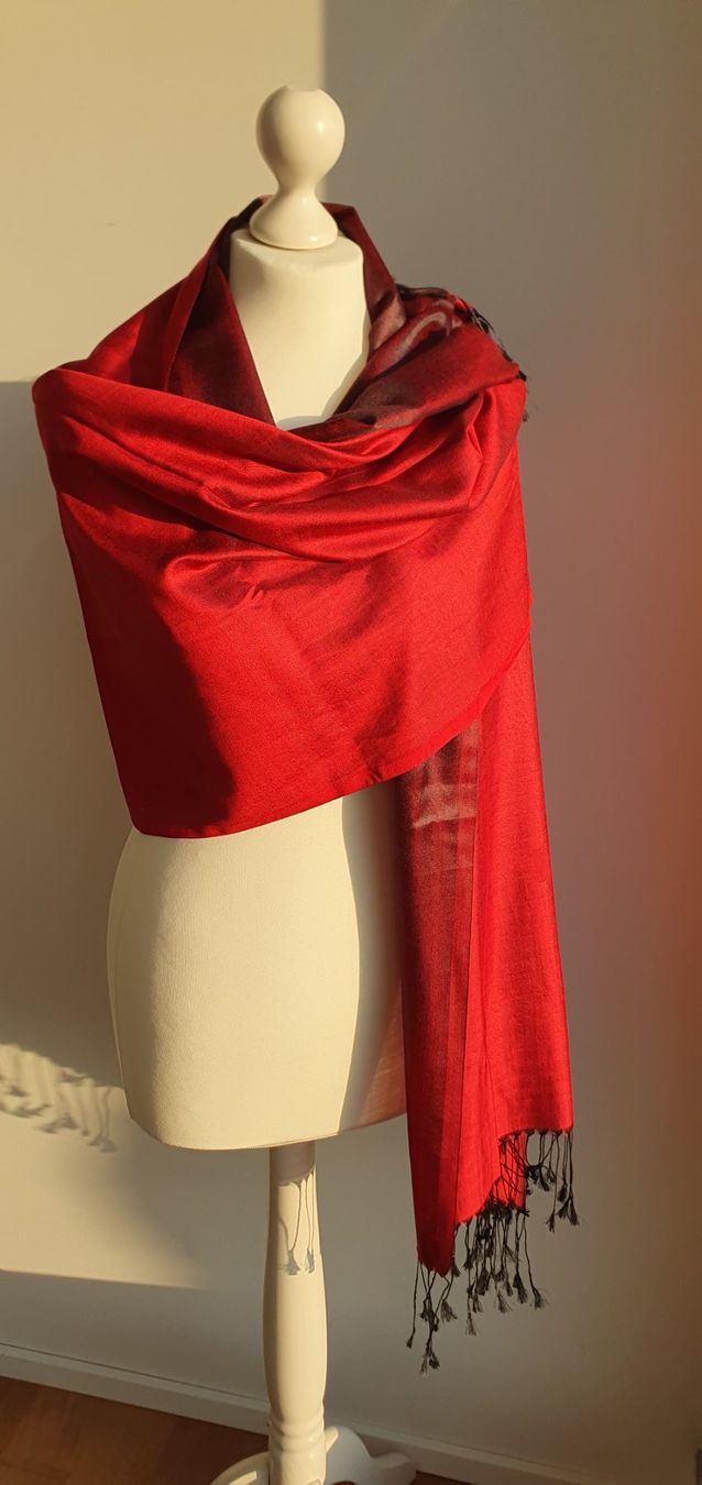 Foulard & Sciarpe: Schal bordeauxrot silk-touch Neu 165x67cm – Nuovo e nell'imballaggio originale da Stansstad venduto da InStyle8 2