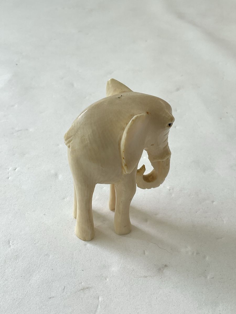 Figurines: Ancien éléphant sculpté  – D'occasion à Malleray par Robot12 5