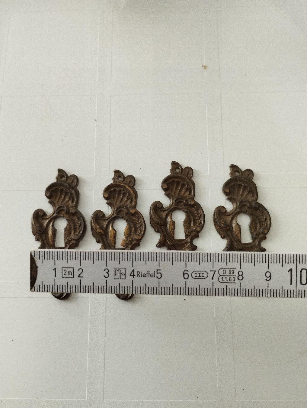 Ferramenta: 4Schlssellocher-Abdeckungen Messing antik ca. 9cm 4 Stck – Usato da Ostermundigen venduto da Dinge1 4