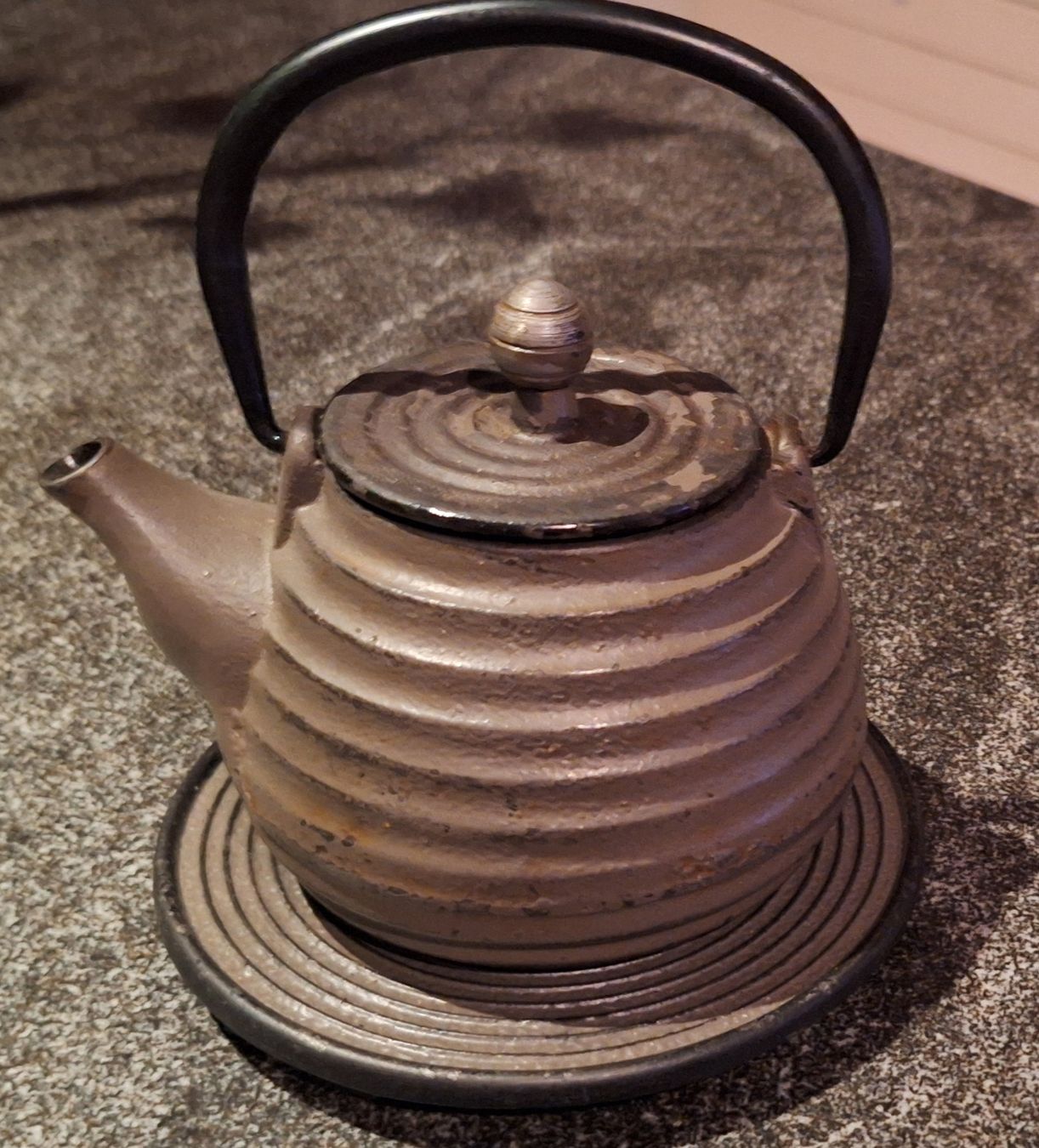 Teiere: Ancienne théière en fonte – Usato da Monthey venduto da ditty 1