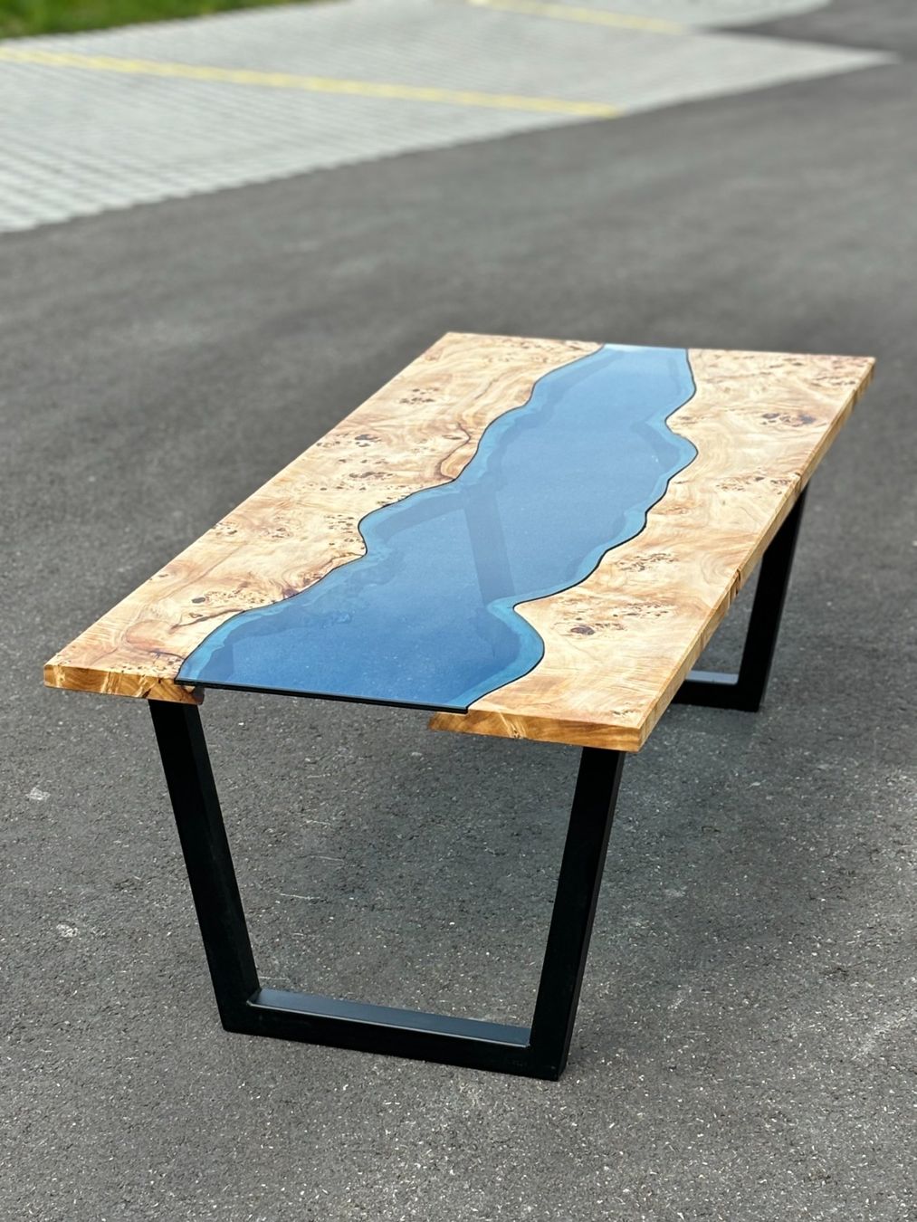 Tavoli: Einzigartiger Designer-Tisch mit Glasfluss – Usato da Winterthur venduto da Wintiholz 6