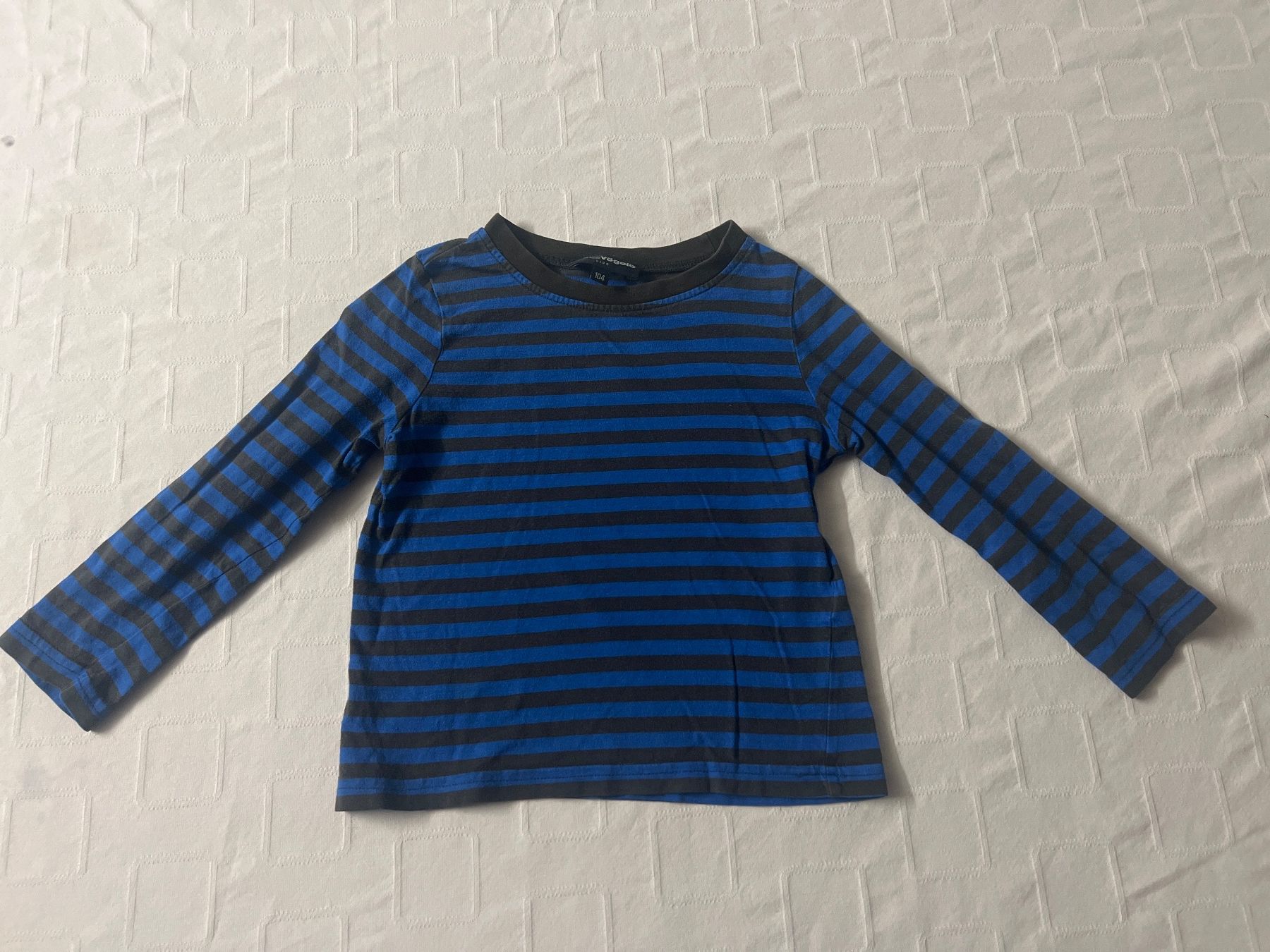 Lotti & Set di vestiti: 4x Kinder Langarmshirts Gr 104 – Usato da Basel venduto da friceberg2 4